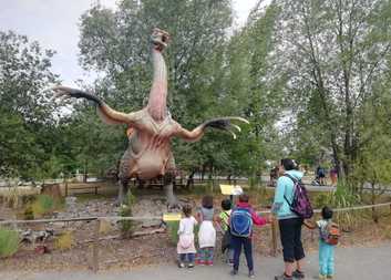 Děti z klubu Centra Pramínek navštívily Dinopark