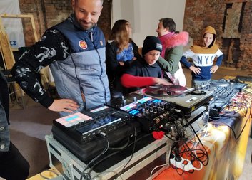 S Rebelem za elektronickou hudbou