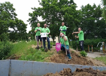 Firemní dobrovolníci z Hyundai pomáhali s likvidací kopce hlíny
