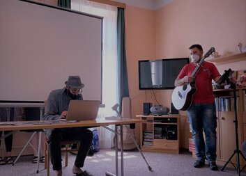 Divadlo, které pomáhá