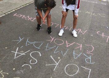 Ulice se zaplnily barvami 