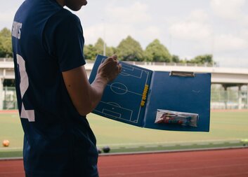 V polovině sezóny mění služba doučování trenéra…