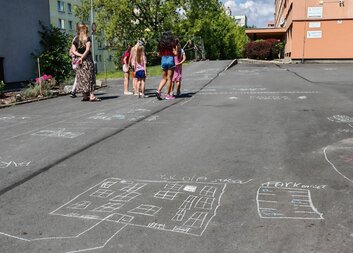 Nuda se Nezbedovi vyhýbá obloukem